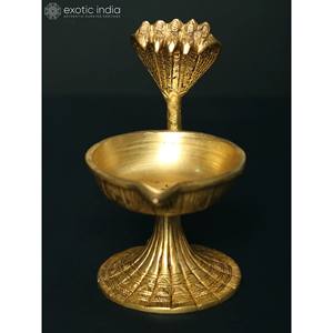 Soporte Diya de latón hecho a mano de 5 pulgadas con serpiente Panchamukha, ropa y accesorios musulmanes tradicionales hechos en India - Product Image 4