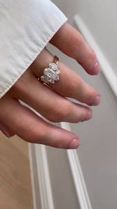 แหวนมอสซาไนต์ 1 กะรัต ทรงวงรี ประดับแบบกรงเล็บลายเกล็ดหิมะ สำหรับผู้หญิง เงินแท้ 925 ชุบทอง เหมาะสำหรับงานเลี้ยง ของขวัญสุดหรู - Product Image 4