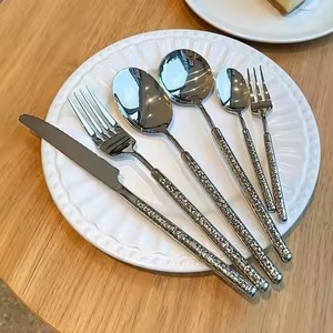 Ensemble de couverts de luxe en métal pour une expérience culinaire raffinée – Cuillère, fourchette, couteau en acier inoxydable – Vaisselle haut de gamme - Product Image 3