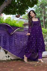 Salwar brodé violet avec dupatta, longueur ras du sol, tenue traditionnelle de créateur pour femmes, idéal pour les fêtes et les occasions spéciales - Product Image 6