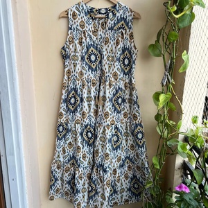 Robe d'été sans manches en coton imprimé Ikat, col en V, style indien, maxi-robe à volants pour femme, collection 2026, best-seller - Product Image 1