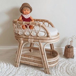 Juguetes infantiles de moda, lindas mesas de cambio de pañales de ratán hechas a mano, juguete de mesa de cambio de muñecas. - Product Image 2