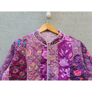Chaqueta de mujer acolchada de algodón hecha a mano, estilo patchwork vintage bohemio, con botones al frente, informal, para invierno, regalo para ella. - Product Image 4