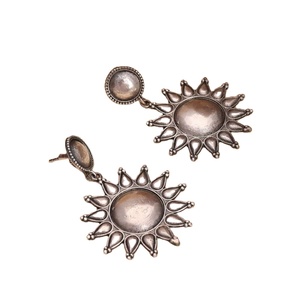 Pendientes Clásicos de Boda para Mujer con Aro de Latón Plateado Oxidado, Perla de Imitación y Circonita en Forma de Campana, Bañados en Plata Antigua - Product Image 5