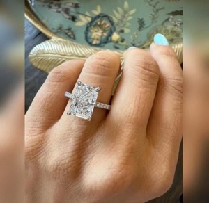 Bague de luxe en diamant de laboratoire taille radiant pour femme, en or massif 9K, 14K, 18K, idéale pour fiançailles, mariage ou anniversaire - Product Image 3
