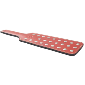 Pagaie BDSM en cuir avec clous métalliques, couleur rouge, manche flexible pour un mouvement contrôlé - Product Image 1