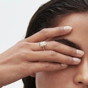 แหวนมอสซาไนต์ทรงเรเดียนท์คัท เงินแท้ 925 ชุบทอง 3.50 กะรัต ประดับแบบช่อง ดีไซน์หรูหรา วินเทจ คลาสสิก แหวนแต่งงาน - Product Image 2