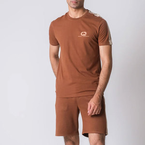 Conjunto de camiseta y pantalones cortos de moda urbana para verano, tela suave y cómoda para uso casual y estilo diario. - Product Image 3