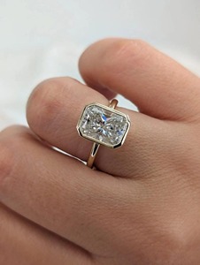 Elegante Anillo de Diamante Cultivado en Laboratorio con Corte Radiante en Oro Amarillo de 14K, con Certificado IGI y Claridad VVS para Mujer - Product Image 3