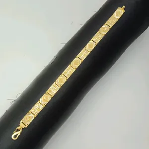 Bracelet élégant en or jaune 22 carats pour homme, bijoux traditionnels avec panneau gravé floral carré, finition premium - Product Image 2