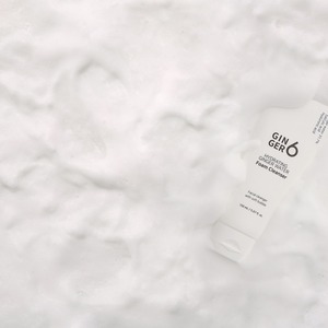 Nettoyant quotidien nourrissant végétalien à l'eau de gingembre et à l'acide hyaluronique pour peaux sujettes à l'acné, texture mousse rafraîchissante pour une action douce. - Product Image 2