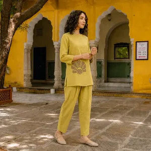 Ensemble Kurta brodé jaune moutarde pour femme, haut à manches longues à col rond, pantalon assorti, motif floral minimaliste, tenue ethnique décontractée - Product Image 4