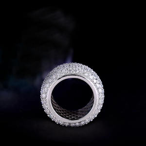 แหวนหมั้นผู้ชายประดับเพชรโมอิสซาไนต์ 7 แถวเต็มวง ดีไซน์แบบ Eternity Band ชุบทองคำขาว เงินแท้ 925 สไตล์ฮิปฮอป - Product Image 2