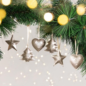 Adorno Navideño Metálico Colgante con Forma de Corazón, Estrella y Árbol, Decoración Clásica en Relieve para Árbol de Navidad - Product Image 1
