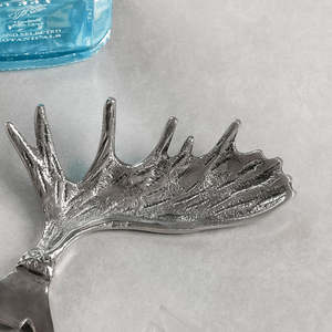Abridor de Botellas de Metal Decorativo con Diseño de Cuerno de Ciervo Rústico, Estilo Antiguo Plateado, Accesorio de Bar para Cocina y Comedor - Product Image 4