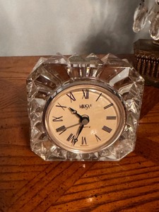 Horloge de bureau en métal et verre, forme polygonale, mouvement à quartz, design traditionnel, fonctionne à piles, affichage à aiguilles - Product Image 1