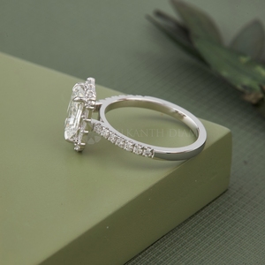 Bague élégante en diamant taille radiant avec halo, diamant de laboratoire certifié IGI et clarté VVS, bijoux pour femme à vendre, export. - Product Image 2