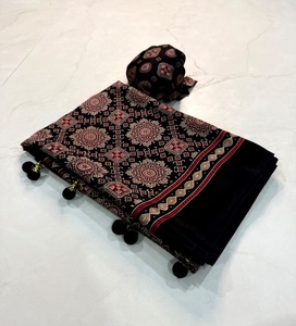 Sari en soie Gaji crêpe à imprimé Ajrakh de créateur, accompagné d'un morceau de blouse non cousu assorti - Product Image 1