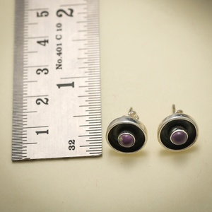 Boucles d'oreilles clous rondes en améthyste naturelle et onyx noir, élégantes, faites à la main, serties clos, bijoux en pierres précieuses naturelles - Product Image 3