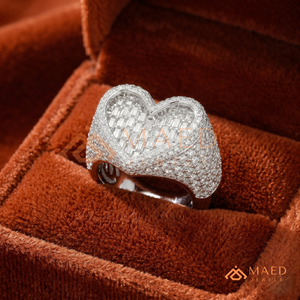 Anillo de Plata con Corazón para Hombre – Joyería de Lujo Estilo Hip Hop con Centro de Baguette – Anillo de Declaración "Corazón Congelado" – Acabado en Plata - Product Image 4
