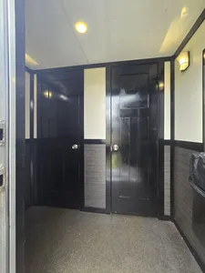 Remolque de Baños Portátiles, Fabricado en EE. UU. - 2 cabinas para mujeres, 1 cabina para hombre, 3 urinarios - Product Image 2