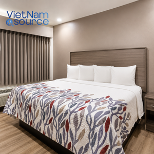 Ensemble de chambre d'hôtel moderne Red Roof Inn, mobilier commercial en bois massif, finition stratifiée résistante aux rayures, construction durable - Product Image 1