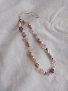 Porte-clés brodé à la main tendance avec motifs floraux et broderie détaillée au fil - Product Image 3