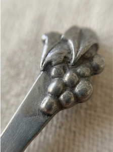 Serveur à salade en acier inoxydable et étain sculpté en forme de grappe de raisin, artisanal, de luxe moderne et de haute qualité, pour la maison, les hôtels et les centres de villégiature - Product Image 2