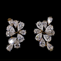 Pendentif en diamant de laboratoire en forme de poire, plaqué or 14 carats et rhodium, avec boucles d'oreilles assorties |   Bijoux de mariage et de fête au design en cluster