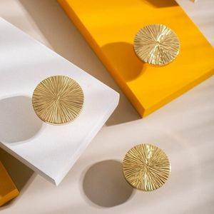 Elegant metal wire cake stand created for attractive confection presentation with enduring craftsmanship and decorative appeal - Product Image 5