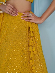 Robe de soirée longue en georgette jaune, style A-line, brodée de sequins Resham, avec dupatta en tulle, idéale pour les mariages et les fêtes - Product Image 5