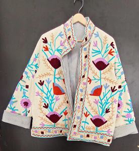 Veste matelassée en velours beige faite à la main, broderie florale Suzani, respirante, vêtement d'extérieur d'hiver haut de gamme pour femmes, artisanale - Product Image 1