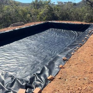 MACRO ®   Geomembrana de HDPE para Minería, Impermeable, Polietileno de Alta Densidad, ASTM GRI GM13, Lado Liso Mate para Estanques de Residuos - Product Image 5