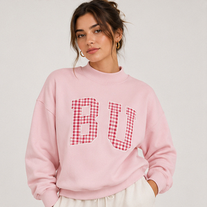 Sweat-shirt oversize bleu clair à col rond avec motif graphique personnalisé à carreaux BU, pull universitaire en molleton, vêtement streetwear - Product Image 2