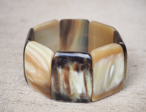 Brazalete Artesanal Ecológico Hecho a Mano con Cuerno de Búfalo para Mujer, Joyería de Diseño Único para Propietarios de Boutiques y Tiendas - Product Image 5