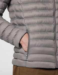 Veste matelassée brillante d'hiver pour homme, coupe-vent épaisse et rembourrée, noire à capuche, personnalisée par le fabricant - Product Image 3