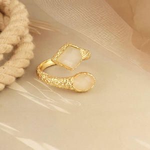 Bague ajustable ouverte en calcédoine blanche, plaquée or 18 carats, en laiton sculpté, design statement. - Product Image 4