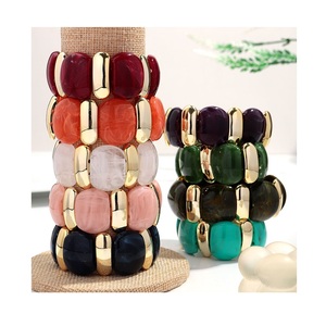Bracelet en résine élégant, fabriqué avec une excellence artistique, accessoire haut de gamme pour les occasions décontractées, formelles et de fête - Product Image 1