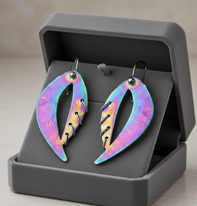 Boucles d'oreilles pendantes en laiton PVD arc-en-ciel faites à la main, audacieuses, irisées, géométriques, pour mariage, résistantes au ternissement, avec crochet contemporain - Product Image 4