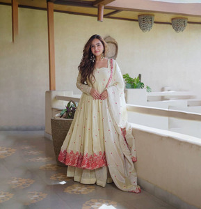Ensemble décontracté 3 pièces en soie brodée ANARKALI, haut long et short en tissu chiffon tissé pour le printemps/été, robe modeste, robe abaya - Product Image 1