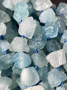 ลูกปัดอะความารีนธรรมชาติทรงก้อน รูปทรงสวยงาม พลอยสีน้ำเงินดิบ ร้อยเป็นเส้นเต็ม สำหรับทำเครื่องประดับ - Product Image 3