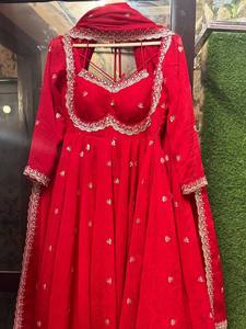 Ensemble Anarkali brodé rouge pour femme avec dupatta, tenue traditionnelle indienne pour mariage, coupe régulière, longueur ras du sol, en coton à séchage rapide - Product Image 4