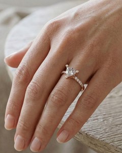 Anillo de Moissanita de 2 Quilates con Corte Trillón, Plata 925 Original con Baño de Oro, Estilo Único y Elegante, Joyería Clásica para Ella - Product Image 2