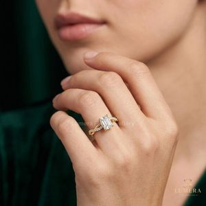 แหวนแต่งงานเพชรทรงมรกตเจียระไนแบบมินิมอล ประดับเพชรแล็บโกรว์ ดีไซน์ไขว้ด้านข้าง พร้อมขอบแหวนแบบไมโครเพฟครึ่งวง - Product Image 4
