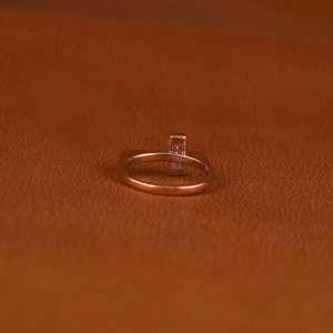 Anillo de Compromiso de Plata de Ley S925 con Moissanita VVs1 de Corte Esmeralda de 2 Quilates con Certificado GRA, Cuatro Garras, Joya Fina, Regalo para Mujer - Product Image 3