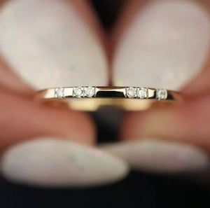 Anillo de compromiso y aniversario apilable de lujo minimalista para mujer, de plata de ley 925 chapada en oro con moissanita de corte Flush Band - Product Image 2