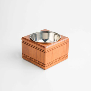 Brûleur d'encens carré moderne en bois avec bordure sculptée et insert en métal amovible pour ajouter une touche au décor de n'importe quel espace de vie - Product Image 5