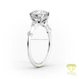 Bague en argent 925 avec diamant de laboratoire rond central et pierres latérales, bijoux de mariage élégants pour détaillants et grossistes - Product Image 5