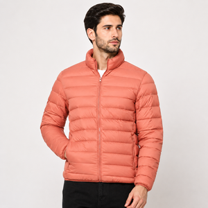 Blouson matelassé à capuche prêt pour l'hiver avec logo frontal, léger, confortable, imperméable, respirant et isolant pour tenue par temps froid - Product Image 1