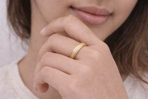 Anillo Liso Chapado en Oro de 18K, Diseño Minimalista y Atemporal, Joyería de Moda para Bodas y Fiestas, para Hombres, Mujeres, Niños, Unisex - Product Image 4